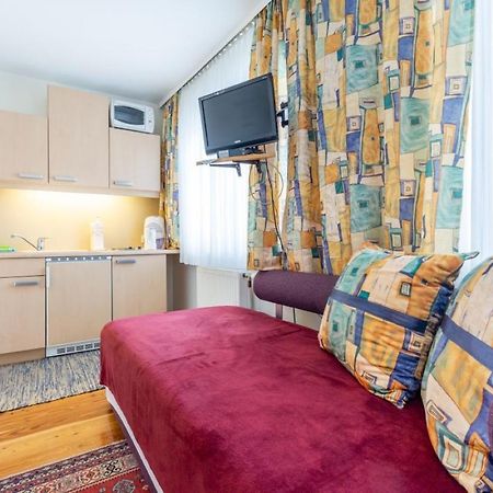 Haus Zu Den Zwei Eichen Appartement Perchtoldsdorf Buitenkant foto