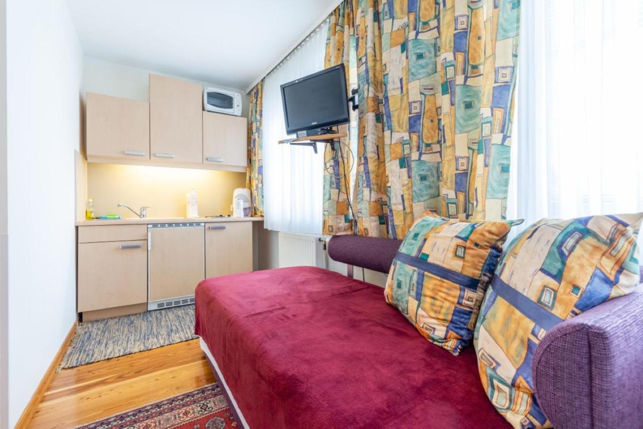Haus Zu Den Zwei Eichen Appartement Perchtoldsdorf Buitenkant foto
