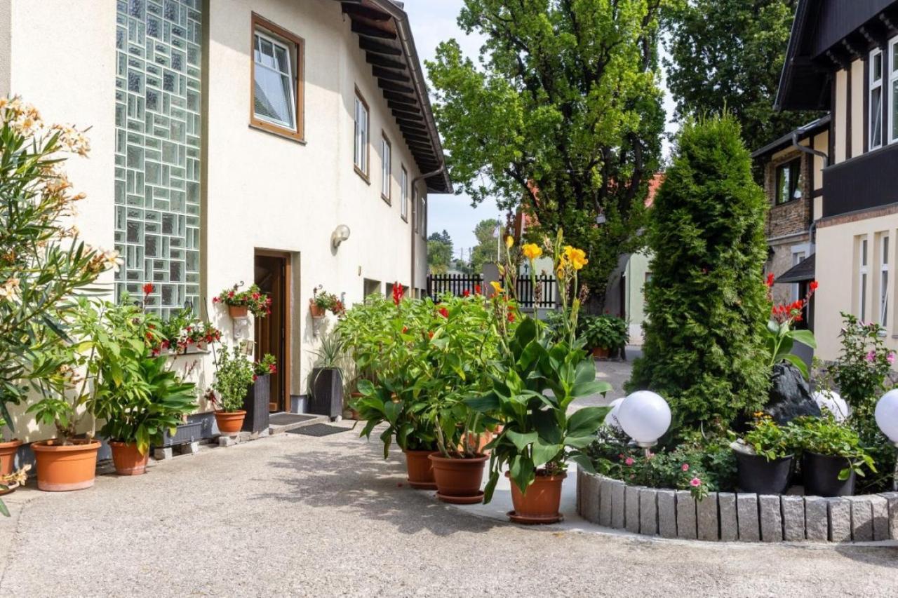 Haus Zu Den Zwei Eichen Appartement Perchtoldsdorf Buitenkant foto