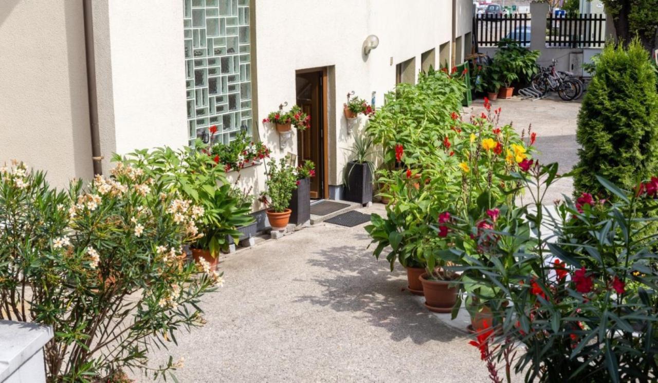 Haus Zu Den Zwei Eichen Appartement Perchtoldsdorf Buitenkant foto