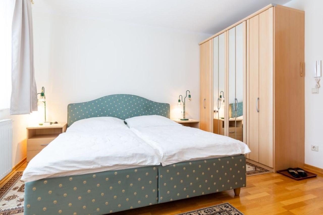 Haus Zu Den Zwei Eichen Appartement Perchtoldsdorf Buitenkant foto