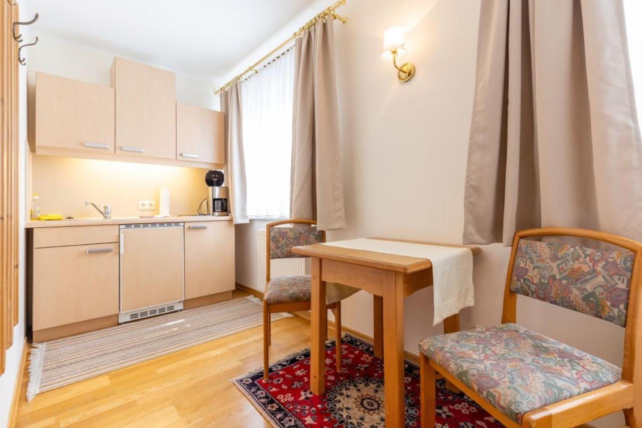 Haus Zu Den Zwei Eichen Appartement Perchtoldsdorf Buitenkant foto