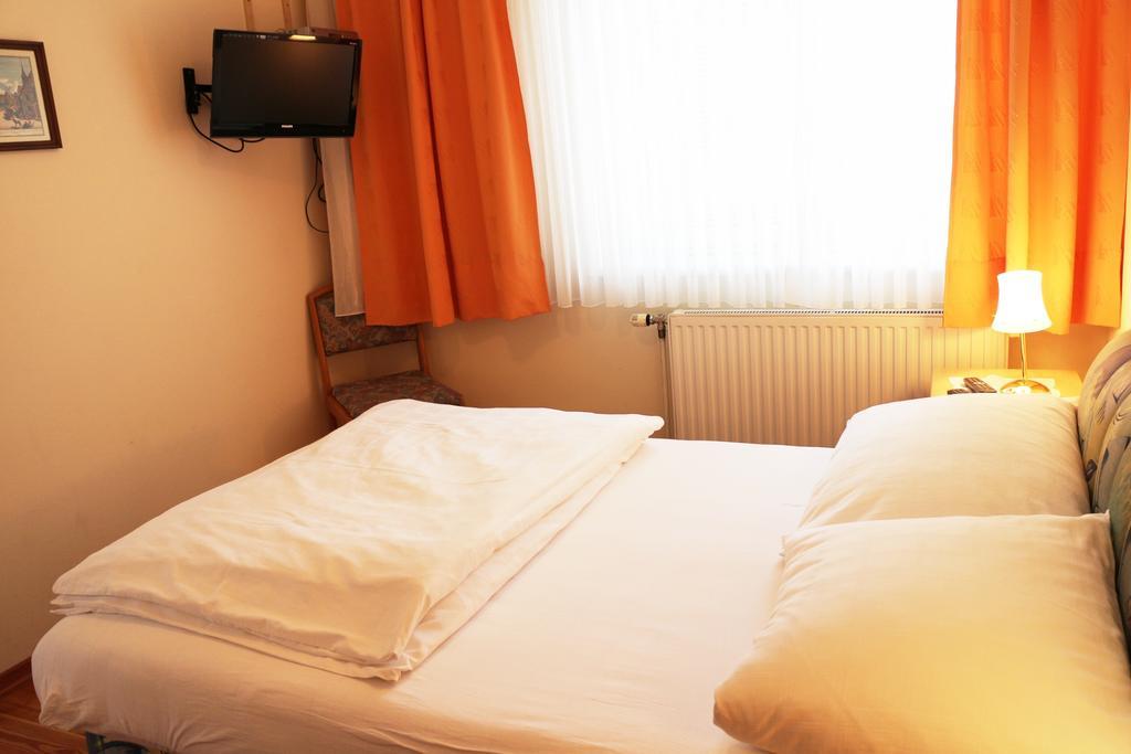 Haus Zu Den Zwei Eichen Appartement Perchtoldsdorf Buitenkant foto