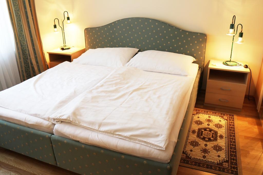 Haus Zu Den Zwei Eichen Appartement Perchtoldsdorf Kamer foto