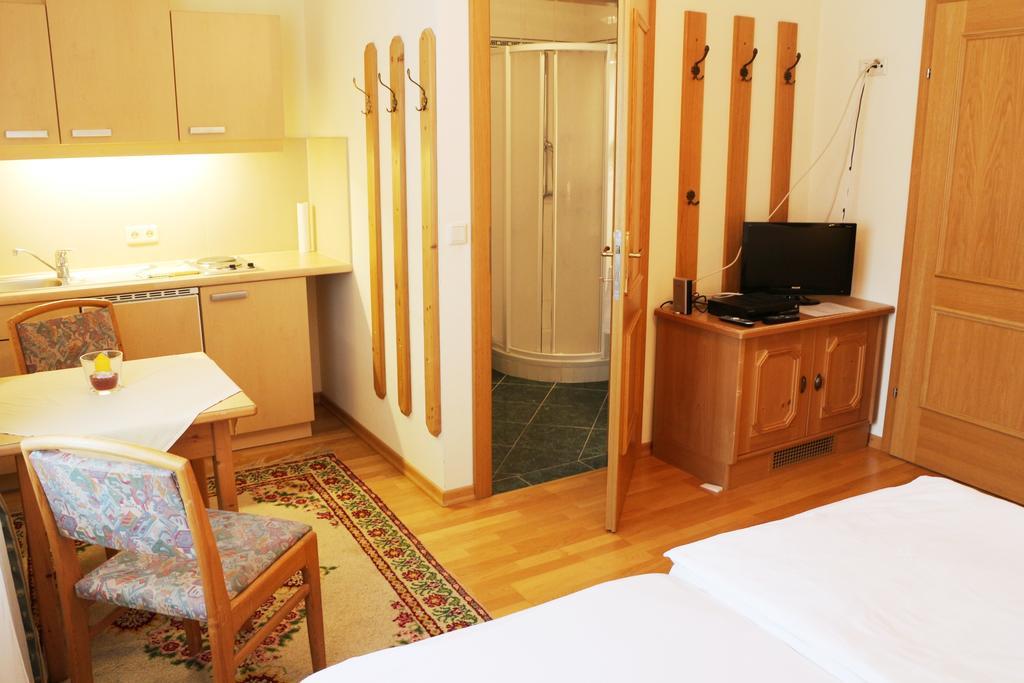 Haus Zu Den Zwei Eichen Appartement Perchtoldsdorf Kamer foto