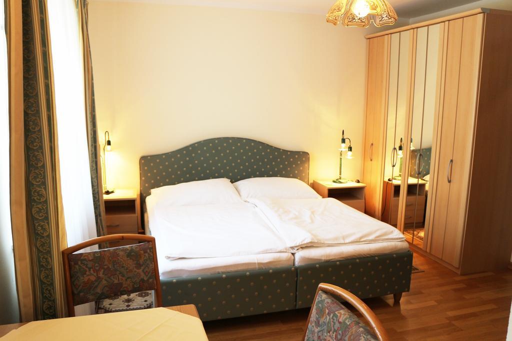 Haus Zu Den Zwei Eichen Appartement Perchtoldsdorf Buitenkant foto