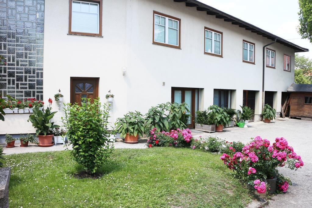 Haus Zu Den Zwei Eichen Appartement Perchtoldsdorf Buitenkant foto