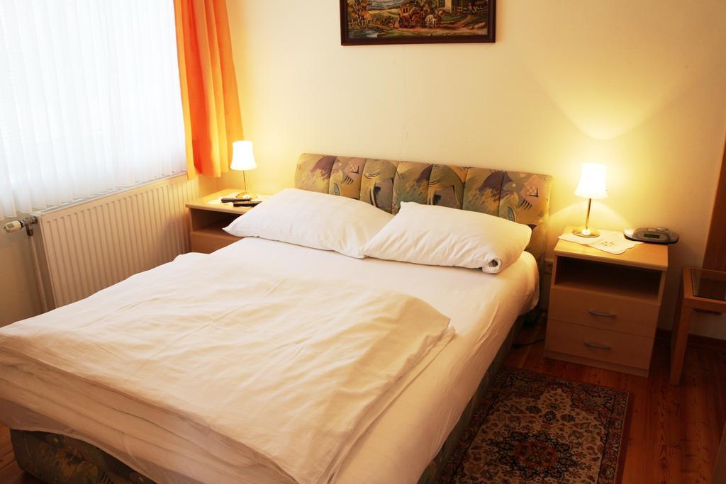 Haus Zu Den Zwei Eichen Appartement Perchtoldsdorf Kamer foto