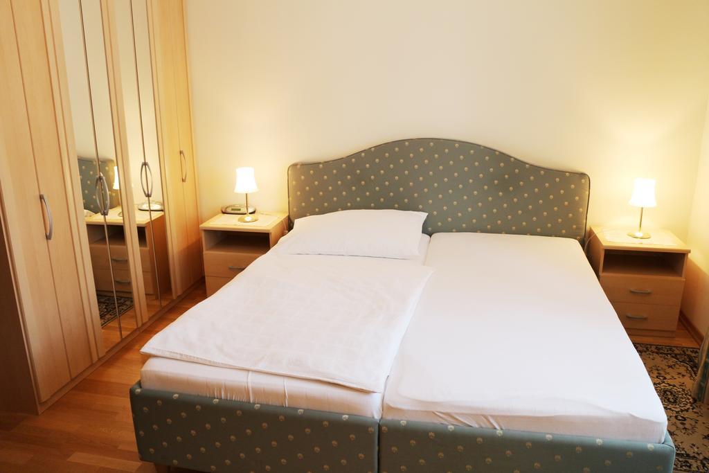 Haus Zu Den Zwei Eichen Appartement Perchtoldsdorf Kamer foto