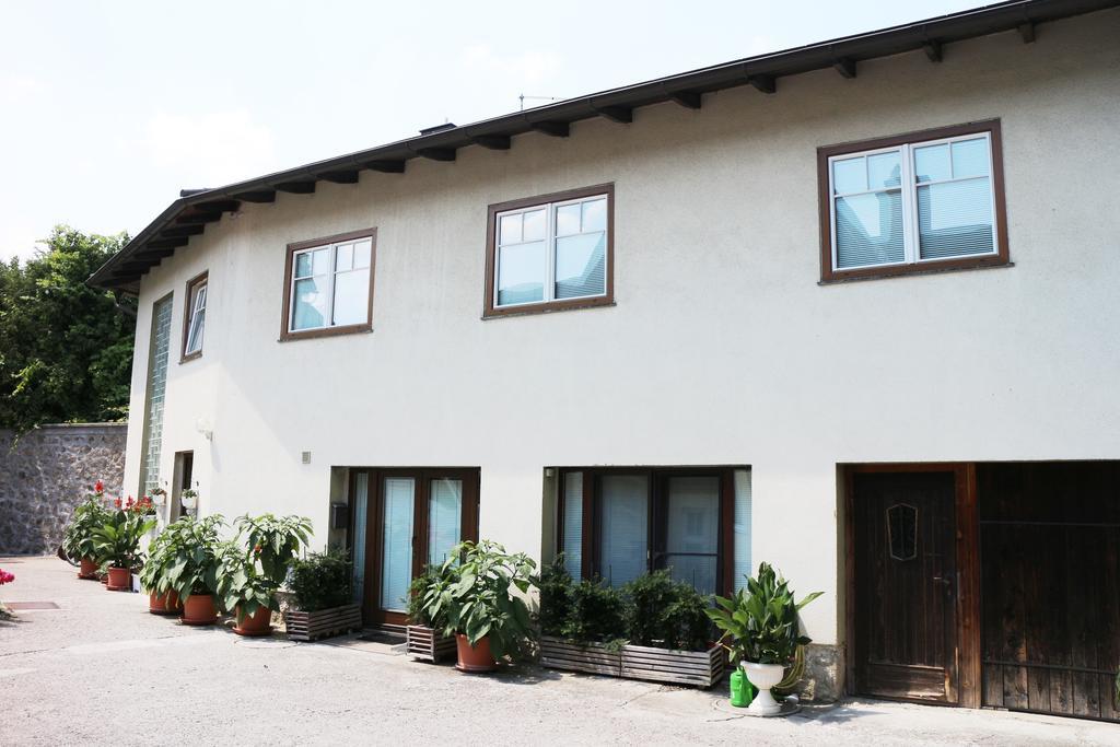 Haus Zu Den Zwei Eichen Appartement Perchtoldsdorf Buitenkant foto